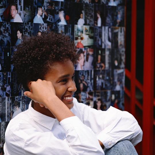 横浜、川崎、神奈川県、東京都を主要な活動拠点としている当行政書士・富樫眞一事務所は、第一に、廃棄物処理の許可取得、すなわち、産業廃棄物の許可取得及び一般廃棄物の許可取得、第二に、面倒な遺産相続手続の代理及び遺言作成のサポート、第三に薬局の開設許可を含めた運営サポート等に関して、お客様の立場に立ち、責任を持って、仕事を請け負わせていただいております。全ての業務に関して、代表の富樫行政書士が、お客様と直接相談し、納得頂いた内容について迅速・丁寧に対応いたします。代表の富樫行政書士は、国（環境省）及び地方自治体（川崎市）で長年、廃棄物行政を担当したスペシャリストであり、環境部門の技術士、薬学博士の資格を有し、廃棄物が環境に与える影響を科学的に考慮できる素養を併せ持ち、他の廃棄物業者との差別化を図る様々な提案と共に、許可取得後、次の新たな飛躍への提案もいたします。相続については、長年、研修を継続しながら実務経験も有しております。薬局運営サポートに関しては、同じ薬剤師としての立場から、地域の健康拠点作りを様々な観点から、様々なアイデアを提案し、全力でサポートします。廃棄物の許可取得業務、遺産相続業務、薬局運営業務は、正に真のスペシャリストとして、お客様の本位で、次の飛躍、新たな活動へ向け、有益な助言も併せてさせていただております。行政書士・富樫眞一代表は、誠実・信頼・安心を第一とし、お客様本位で、受託した仕事を、責任をもって対応いたします。定期的な報告とお客様との次の動きに向けた話し合いを欠かしません。この図は、そのような仕事に対する真摯な態度を表象した図です。