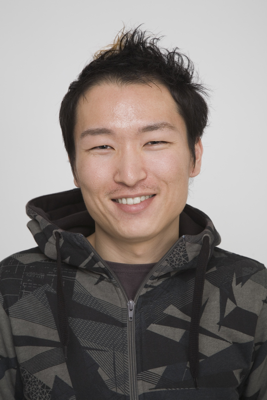 横浜、川崎、神奈川県、東京都を主要な活動拠点としている当行政書士・富樫眞一事務所は、第一に、廃棄物処理の許可取得、すなわち、産業廃棄物の許可取得及び一般廃棄物の許可取得、第二に、面倒な遺産相続手続の代理及び遺言作成のサポート、第三に薬局の開設許可を含めた運営サポート等に関して、お客様の立場に立ち、責任を持って、仕事を請け負わせていただいております。全ての業務に関して、代表の富樫行政書士が、お客様と直接相談し、納得頂いた内容について迅速・丁寧に対応いたします。代表の富樫行政書士は、国（環境省）及び地方自治体（川崎市）で長年、廃棄物行政を担当したスペシャリストであり、環境部門の技術士、薬学博士の資格を有し、廃棄物が環境に与える影響を科学的に考慮できる素養を併せ持ち、他の廃棄物業者との差別化を図る様々な提案と共に、許可取得後、次の新たな飛躍への提案もいたします。相続については、長年、研修を継続しながら実務経験も有しております。薬局運営サポートに関しては、同じ薬剤師としての立場から、地域の健康拠点作りを様々な観点から、様々なアイデアを提案し、全力でサポートします。廃棄物の許可取得業務、遺産相続業務、薬局運営業務は、正に真のスペシャリストとして、お客様の本位で、次の飛躍、新たな活動へ向け、有益な助言も併せてさせていただております。行政書士・富樫眞一代表は、誠実・信頼・安心を第一とし、お客様本位で、受託した仕事を、責任をもって対応いたします。定期的な報告とお客様との次の動きに向けた話し合いを欠かしません。この図は、そのような仕事に対する真摯な態度を表象した図です。