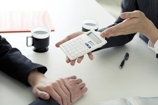 横浜、川崎、神奈川県、東京都を主要な活動拠点としている当行政書士・富樫眞一事務所は、第一に、廃棄物処理の許可取得、すなわち、産業廃棄物の許可取得及び一般廃棄物の許可取得、第二に、面倒な遺産相続手続の代理及び遺言作成のサポート、第三に薬局の開設許可を含めた運営サポート等に関して、お客様の立場に立ち、責任を持って、仕事を請け負わせていただいております。全ての業務に関して、代表の富樫行政書士が、お客様と直接相談し、納得頂いた内容について迅速・丁寧に対応いたします。代表の富樫行政書士は、国（環境省）及び地方自治体（川崎市）で長年、廃棄物行政を担当したスペシャリストであり、環境部門の技術士、薬学博士の資格を有し、廃棄物が環境に与える影響を科学的に考慮できる素養を併せ持ち、他の廃棄物業者との差別化を図る様々な提案と共に、許可取得後、次の新たな飛躍への提案もいたします。相続については、長年、研修を継続しながら実務経験も有しております。薬局運営サポートに関しては、同じ薬剤師としての立場から、地域の健康拠点作りを様々な観点から、様々なアイデアを提案し、全力でサポートします。廃棄物の許可取得業務、遺産相続業務、薬局運営業務は、正に真のスペシャリストとして、お客様の本位で、次の飛躍、新たな活動へ向け、有益な助言も併せてさせていただております。行政書士・富樫眞一代表は、誠実・信頼・安心を第一とし、お客様本位で、受託した仕事を、責任をもって対応いたします。定期的な報告とお客様との次の動きに向けた話し合いを欠かしません。この図は、そのような仕事に対する真摯な態度を表象した図です。