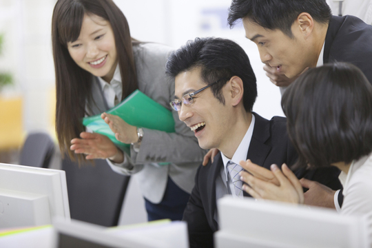 横浜、川崎、神奈川県、東京都を主要な活動拠点としている当行政書士・富樫眞一事務所は、第一に、廃棄物処理の許可取得、すなわち、産業廃棄物の許可取得及び一般廃棄物の許可取得、第二に、面倒な遺産相続手続の代理及び遺言作成のサポート、第三に薬局の開設許可を含めた運営サポート等に関して、お客様の立場に立ち、責任を持って、仕事を請け負わせていただいております。全ての業務に関して、代表の富樫行政書士が、お客様と直接相談し、納得頂いた内容について迅速・丁寧に対応いたします。代表の富樫行政書士は、国（環境省）及び地方自治体（川崎市）で長年、廃棄物行政を担当したスペシャリストであり、環境部門の技術士、薬学博士の資格を有し、廃棄物が環境に与える影響を科学的に考慮できる素養を併せ持ち、他の廃棄物業者との差別化を図る様々な提案と共に、許可取得後、次の新たな飛躍への提案もいたします。相続については、長年、研修を継続しながら実務経験も有しております。薬局運営サポートに関しては、同じ薬剤師としての立場から、地域の健康拠点作りを様々な観点から、様々なアイデアを提案し、全力でサポートします。廃棄物の許可取得業務、遺産相続業務、薬局運営業務は、正に真のスペシャリストとして、お客様の本位で、次の飛躍、新たな活動へ向け、有益な助言も併せてさせていただております。行政書士・富樫眞一代表は、誠実・信頼・安心を第一とし、お客様本位で、受託した仕事を、責任をもって対応いたします。定期的な報告とお客様との次の動きに向けた話し合いを欠かしません。この図は、そのような仕事に対する真摯な態度を表象した図です。