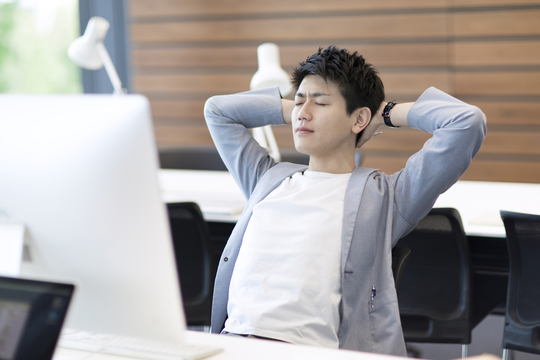 横浜、川崎、神奈川県、東京都を主要な活動拠点としている当行政書士・富樫眞一事務所は、第一に、廃棄物処理の許可取得、すなわち、産業廃棄物の許可取得及び一般廃棄物の許可取得、第二に、面倒な遺産相続手続の代理及び遺言作成のサポート、第三に薬局の開設許可を含めた運営サポート等に関して、お客様の立場に立ち、責任を持って、仕事を請け負わせていただいております。全ての業務に関して、代表の富樫行政書士が、お客様と直接相談し、納得頂いた内容について迅速・丁寧に対応いたします。代表の富樫行政書士は、国（環境省）及び地方自治体（川崎市）で長年、廃棄物行政を担当したスペシャリストであり、環境部門の技術士、薬学博士の資格を有し、廃棄物が環境に与える影響を科学的に考慮できる素養を併せ持ち、他の廃棄物業者との差別化を図る様々な提案と共に、許可取得後、次の新たな飛躍への提案もいたします。相続については、長年、研修を継続しながら実務経験も有しております。薬局運営サポートに関しては、同じ薬剤師としての立場から、地域の健康拠点作りを様々な観点から、様々なアイデアを提案し、全力でサポートします。廃棄物の許可取得業務、遺産相続業務、薬局運営業務は、正に真のスペシャリストとして、お客様の本位で、次の飛躍、新たな活動へ向け、有益な助言も併せてさせていただております。行政書士・富樫眞一代表は、誠実・信頼・安心を第一とし、お客様本位で、受託した仕事を、責任をもって対応いたします。定期的な報告とお客様との次の動きに向けた話し合いを欠かしません。この図は、そのような仕事に対する真摯な態度を表象した図です。