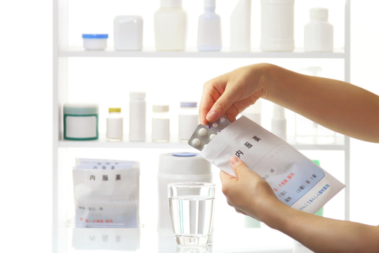 横浜、川崎、神奈川県、東京都を主要な活動拠点としている当行政書士・富樫眞一事務所は、第一に、廃棄物処理の許可取得、すなわち、産業廃棄物の許可取得及び一般廃棄物の許可取得、第二に、面倒な遺産相続手続の代理及び遺言作成のサポート、第三に薬局の開設許可を含めた運営サポート等に関して、お客様の立場に立ち、責任を持って、仕事を請け負わせていただいております。全ての業務に関して、代表の富樫行政書士が、お客様と直接相談し、納得頂いた内容について迅速・丁寧に対応いたします。代表の富樫行政書士は、国（環境省）及び地方自治体（川崎市）で長年、廃棄物行政を担当したスペシャリストであり、環境部門の技術士、薬学博士の資格を有し、廃棄物が環境に与える影響を科学的に考慮できる素養を併せ持ち、他の廃棄物業者との差別化を図る様々な提案と共に、許可取得後、次の新たな飛躍への提案もいたします。相続については、長年、研修を継続しながら実務経験も有しております。薬局運営サポートに関しては、同じ薬剤師としての立場から、地域の健康拠点作りを様々な観点から、様々なアイデアを提案し、全力でサポートします。廃棄物の許可取得業務、遺産相続業務、薬局運営業務は、正に真のスペシャリストとして、お客様の本位で、次の飛躍、新たな活動へ向け、有益な助言も併せてさせていただております。行政書士・富樫眞一代表は、誠実・信頼・安心を第一とし、お客様本位で、受託した仕事を、責任をもって対応いたします。定期的な報告とお客様との次の動きに向けた話し合いを欠かしません。この図は、そのような仕事に対する真摯な態度を表象した図です。