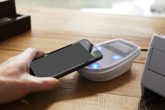 横浜、川崎、神奈川県、東京都を主要な活動拠点としている当行政書士・富樫眞一事務所は、第一に、廃棄物処理の許可取得、すなわち、産業廃棄物の許可取得及び一般廃棄物の許可取得、第二に、面倒な遺産相続手続の代理及び遺言作成のサポート、第三に薬局の開設許可を含めた運営サポート等に関して、お客様の立場に立ち、責任を持って、仕事を請け負わせていただいております。全ての業務に関して、代表の富樫行政書士が、お客様と直接相談し、納得頂いた内容について迅速・丁寧に対応いたします。代表の富樫行政書士は、国（環境省）及び地方自治体（川崎市）で長年、廃棄物行政を担当したスペシャリストであり、環境部門の技術士、薬学博士の資格を有し、廃棄物が環境に与える影響を科学的に考慮できる素養を併せ持ち、他の廃棄物業者との差別化を図る様々な提案と共に、許可取得後、次の新たな飛躍への提案もいたします。相続については、長年、研修を継続しながら実務経験も有しております。薬局運営サポートに関しては、同じ薬剤師としての立場から、地域の健康拠点作りを様々な観点から、様々なアイデアを提案し、全力でサポートします。廃棄物の許可取得業務、遺産相続業務、薬局運営業務は、正に真のスペシャリストとして、お客様の本位で、次の飛躍、新たな活動へ向け、有益な助言も併せてさせていただております。行政書士・富樫眞一代表は、誠実・信頼・安心を第一とし、お客様本位で、受託した仕事を、責任をもって対応いたします。定期的な報告とお客様との次の動きに向けた話し合いを欠かしません。この図は、そのような仕事に対する真摯な態度を表象した図です。