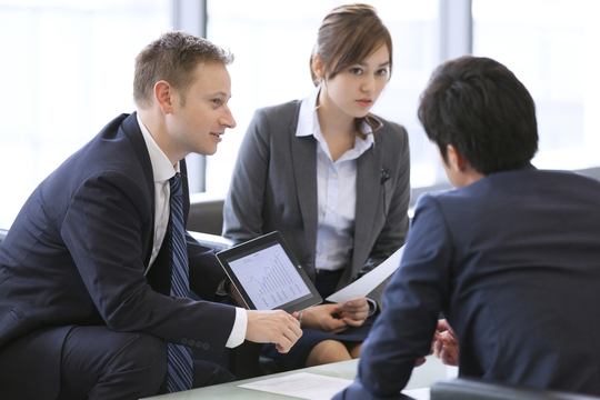 横浜、川崎、神奈川県、東京都を主要な活動拠点としている当行政書士・富樫眞一事務所は、第一に、廃棄物処理の許可取得、すなわち、産業廃棄物の許可取得及び一般廃棄物の許可取得、第二に、面倒な遺産相続手続の代理及び遺言作成のサポート、第三に薬局の開設許可を含めた運営サポート等に関して、お客様の立場に立ち、責任を持って、仕事を請け負わせていただいております。全ての業務に関して、代表の富樫行政書士が、お客様と直接相談し、納得頂いた内容について迅速・丁寧に対応いたします。代表の富樫行政書士は、国（環境省）及び地方自治体（川崎市）で長年、廃棄物行政を担当したスペシャリストであり、環境部門の技術士、薬学博士の資格を有し、廃棄物が環境に与える影響を科学的に考慮できる素養を併せ持ち、他の廃棄物業者との差別化を図る様々な提案と共に、許可取得後、次の新たな飛躍への提案もいたします。相続については、長年、研修を継続しながら実務経験も有しております。薬局運営サポートに関しては、同じ薬剤師としての立場から、地域の健康拠点作りを様々な観点から、様々なアイデアを提案し、全力でサポートします。廃棄物の許可取得業務、遺産相続業務、薬局運営業務は、正に真のスペシャリストとして、お客様の本位で、次の飛躍、新たな活動へ向け、有益な助言も併せてさせていただております。行政書士・富樫眞一代表は、誠実・信頼・安心を第一とし、お客様本位で、受託した仕事を、責任をもって対応いたします。定期的な報告とお客様との次の動きに向けた話し合いを欠かしません。この図は、そのような仕事に対する真摯な態度を表象した図です。