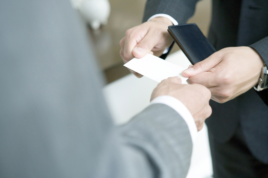 横浜、川崎、神奈川県、東京都を主要な活動拠点としている当行政書士・富樫眞一事務所は、第一に、廃棄物処理の許可取得、すなわち、産業廃棄物の許可取得及び一般廃棄物の許可取得、第二に、面倒な遺産相続手続の代理及び遺言作成のサポート、第三に薬局の開設許可を含めた運営サポート等に関して、お客様の立場に立ち、責任を持って、仕事を請け負わせていただいております。全ての業務に関して、代表の富樫行政書士が、お客様と直接相談し、納得頂いた内容について迅速・丁寧に対応いたします。代表の富樫行政書士は、国（環境省）及び地方自治体（川崎市）で長年、廃棄物行政を担当したスペシャリストであり、環境部門の技術士、薬学博士の資格を有し、廃棄物が環境に与える影響を科学的に考慮できる素養を併せ持ち、他の廃棄物業者との差別化を図る様々な提案と共に、許可取得後、次の新たな飛躍への提案もいたします。相続については、長年、研修を継続しながら実務経験も有しております。薬局運営サポートに関しては、同じ薬剤師としての立場から、地域の健康拠点作りを様々な観点から、様々なアイデアを提案し、全力でサポートします。廃棄物の許可取得業務、遺産相続業務、薬局運営業務は、正に真のスペシャリストとして、お客様の本位で、次の飛躍、新たな活動へ向け、有益な助言も併せてさせていただております。行政書士・富樫眞一代表は、誠実・信頼・安心を第一とし、お客様本位で、受託した仕事を、責任をもって対応いたします。定期的な報告とお客様との次の動きに向けた話し合いを欠かしません。この図は、そのような仕事に対する真摯な態度を表象した図です。