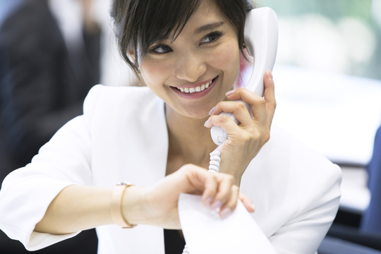 横浜、川崎、神奈川県、東京都を主要な活動拠点としている当行政書士・富樫眞一事務所は、第一に、廃棄物処理の許可取得、すなわち、産業廃棄物の許可取得及び一般廃棄物の許可取得、第二に、面倒な遺産相続手続の代理及び遺言作成のサポート、第三に薬局の開設許可を含めた運営サポート等に関して、お客様の立場に立ち、責任を持って、仕事を請け負わせていただいております。全ての業務に関して、代表の富樫行政書士が、お客様と直接相談し、納得頂いた内容について迅速・丁寧に対応いたします。代表の富樫行政書士は、国（環境省）及び地方自治体（川崎市）で長年、廃棄物行政を担当したスペシャリストであり、環境部門の技術士、薬学博士の資格を有し、廃棄物が環境に与える影響を科学的に考慮できる素養を併せ持ち、他の廃棄物業者との差別化を図る様々な提案と共に、許可取得後、次の新たな飛躍への提案もいたします。相続については、長年、研修を継続しながら実務経験も有しております。薬局運営サポートに関しては、同じ薬剤師としての立場から、地域の健康拠点作りを様々な観点から、様々なアイデアを提案し、全力でサポートします。廃棄物の許可取得業務、遺産相続業務、薬局運営業務は、正に真のスペシャリストとして、お客様の本位で、次の飛躍、新たな活動へ向け、有益な助言も併せてさせていただております。行政書士・富樫眞一代表は、誠実・信頼・安心を第一とし、お客様本位で、受託した仕事を、責任をもって対応いたします。定期的な報告とお客様との次の動きに向けた話し合いを欠かしません。この図は、そのような仕事に対する真摯な態度を表象した図です。