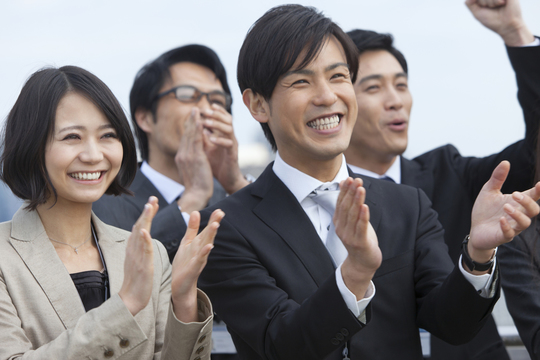 横浜、川崎、神奈川県、東京都を主要な活動拠点としている当行政書士・富樫眞一事務所は、第一に、廃棄物処理の許可取得、すなわち、産業廃棄物の許可取得及び一般廃棄物の許可取得、第二に、面倒な遺産相続手続の代理及び遺言作成のサポート、第三に薬局の開設許可を含めた運営サポート等に関して、お客様の立場に立ち、責任を持って、仕事を請け負わせていただいております。全ての業務に関して、代表の富樫行政書士が、お客様と直接相談し、納得頂いた内容について迅速・丁寧に対応いたします。代表の富樫行政書士は、国（環境省）及び地方自治体（川崎市）で長年、廃棄物行政を担当したスペシャリストであり、環境部門の技術士、薬学博士の資格を有し、廃棄物が環境に与える影響を科学的に考慮できる素養を併せ持ち、他の廃棄物業者との差別化を図る様々な提案と共に、許可取得後、次の新たな飛躍への提案もいたします。相続については、長年、研修を継続しながら実務経験も有しております。薬局運営サポートに関しては、同じ薬剤師としての立場から、地域の健康拠点作りを様々な観点から、様々なアイデアを提案し、全力でサポートします。廃棄物の許可取得業務、遺産相続業務、薬局運営業務は、正に真のスペシャリストとして、お客様の本位で、次の飛躍、新たな活動へ向け、有益な助言も併せてさせていただております。行政書士・富樫眞一代表は、誠実・信頼・安心を第一とし、お客様本位で、受託した仕事を、責任をもって対応いたします。定期的な報告とお客様との次の動きに向けた話し合いを欠かしません。この図は、そのような仕事に対する真摯な態度を表象した図です。