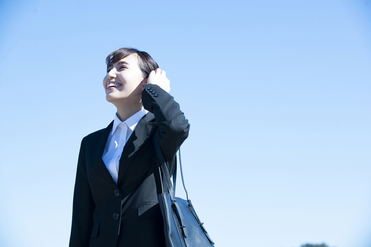 横浜、川崎、神奈川県、東京都を主要な活動拠点としている当行政書士・富樫眞一事務所は、第一に、廃棄物処理の許可取得、すなわち、産業廃棄物の許可取得及び一般廃棄物の許可取得、第二に、面倒な遺産相続手続の代理及び遺言作成のサポート、第三に薬局の開設許可を含めた運営サポート等に関して、お客様の立場に立ち、責任を持って、仕事を請け負わせていただいております。全ての業務に関して、代表の富樫行政書士が、お客様と直接相談し、納得頂いた内容について迅速・丁寧に対応いたします。代表の富樫行政書士は、国（環境省）及び地方自治体（川崎市）で長年、廃棄物行政を担当したスペシャリストであり、環境部門の技術士、薬学博士の資格を有し、廃棄物が環境に与える影響を科学的に考慮できる素養を併せ持ち、他の廃棄物業者との差別化を図る様々な提案と共に、許可取得後、次の新たな飛躍への提案もいたします。相続については、長年、研修を継続しながら実務経験も有しております。薬局運営サポートに関しては、同じ薬剤師としての立場から、地域の健康拠点作りを様々な観点から、様々なアイデアを提案し、全力でサポートします。廃棄物の許可取得業務、遺産相続業務、薬局運営業務は、正に真のスペシャリストとして、お客様の本位で、次の飛躍、新たな活動へ向け、有益な助言も併せてさせていただております。行政書士・富樫眞一代表は、誠実・信頼・安心を第一とし、お客様本位で、受託した仕事を、責任をもって対応いたします。定期的な報告とお客様との次の動きに向けた話し合いを欠かしません。この図は、そのような仕事に対する真摯な態度を表象した図です。