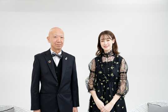 横浜、川崎、神奈川県、東京都を主要な活動拠点としている当行政書士・富樫眞一事務所は、第一に、廃棄物処理の許可取得、すなわち、産業廃棄物の許可取得及び一般廃棄物の許可取得、第二に、面倒な遺産相続手続の代理及び遺言作成のサポート、第三に薬局の開設許可を含めた運営サポート等に関して、お客様の立場に立ち、責任を持って、仕事を請け負わせていただいております。全ての業務に関して、代表の富樫行政書士が、お客様と直接相談し、納得頂いた内容について迅速・丁寧に対応いたします。代表の富樫行政書士は、国（環境省）及び地方自治体（川崎市）で長年、廃棄物行政を担当したスペシャリストであり、環境部門の技術士、薬学博士の資格を有し、廃棄物が環境に与える影響を科学的に考慮できる素養を併せ持ち、他の廃棄物業者との差別化を図る様々な提案と共に、許可取得後、次の新たな飛躍への提案もいたします。相続については、長年、研修を継続しながら実務経験も有しております。薬局運営サポートに関しては、同じ薬剤師としての立場から、地域の健康拠点作りを様々な観点から、様々なアイデアを提案し、全力でサポートします。廃棄物の許可取得業務、遺産相続業務、薬局運営業務は、正に真のスペシャリストとして、お客様の本位で、次の飛躍、新たな活動へ向け、有益な助言も併せてさせていただております。行政書士・富樫眞一代表は、誠実・信頼・安心を第一とし、お客様本位で、受託した仕事を、責任をもって対応いたします。定期的な報告とお客様との次の動きに向けた話し合いを欠かしません。この図は、そのような仕事に対する真摯な態度を表象した図です。