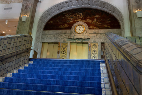 横浜、川崎、神奈川県、東京都を主要な活動拠点としている当行政書士・富樫眞一事務所は、第一に、廃棄物処理の許可取得、すなわち、産業廃棄物の許可取得及び一般廃棄物の許可取得、第二に、面倒な遺産相続手続の代理及び遺言作成のサポート、第三に薬局の開設許可を含めた運営サポート等に関して、お客様の立場に立ち、責任を持って、仕事を請け負わせていただいております。全ての業務に関して、代表の富樫行政書士が、お客様と直接相談し、納得頂いた内容について迅速・丁寧に対応いたします。代表の富樫行政書士は、国（環境省）及び地方自治体（川崎市）で長年、廃棄物行政を担当したスペシャリストであり、環境部門の技術士、薬学博士の資格を有し、廃棄物が環境に与える影響を科学的に考慮できる素養を併せ持ち、他の廃棄物業者との差別化を図る様々な提案と共に、許可取得後、次の新たな飛躍への提案もいたします。相続については、長年、研修を継続しながら実務経験も有しております。薬局運営サポートに関しては、同じ薬剤師としての立場から、地域の健康拠点作りを様々な観点から、様々なアイデアを提案し、全力でサポートします。廃棄物の許可取得業務、遺産相続業務、薬局運営業務は、正に真のスペシャリストとして、お客様の本位で、次の飛躍、新たな活動へ向け、有益な助言も併せてさせていただております。行政書士・富樫眞一代表は、誠実・信頼・安心を第一とし、お客様本位で、受託した仕事を、責任をもって対応いたします。定期的な報告とお客様との次の動きに向けた話し合いを欠かしません。この図は、そのような仕事に対する真摯な態度を表象した図です。