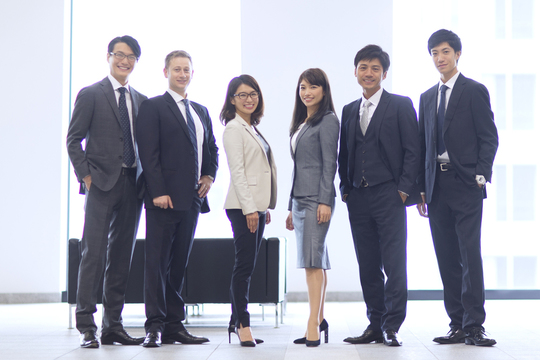 横浜、川崎、神奈川県、東京都を主要な活動拠点としている当行政書士・富樫眞一事務所は、第一に、廃棄物処理の許可取得、すなわち、産業廃棄物の許可取得及び一般廃棄物の許可取得、第二に、面倒な遺産相続手続の代理及び遺言作成のサポート、第三に薬局の開設許可を含めた運営サポート等に関して、お客様の立場に立ち、責任を持って、仕事を請け負わせていただいております。全ての業務に関して、代表の富樫行政書士が、お客様と直接相談し、納得頂いた内容について迅速・丁寧に対応いたします。代表の富樫行政書士は、国（環境省）及び地方自治体（川崎市）で長年、廃棄物行政を担当したスペシャリストであり、環境部門の技術士、薬学博士の資格を有し、廃棄物が環境に与える影響を科学的に考慮できる素養を併せ持ち、他の廃棄物業者との差別化を図る様々な提案と共に、許可取得後、次の新たな飛躍への提案もいたします。相続については、長年、研修を継続しながら実務経験も有しております。薬局運営サポートに関しては、同じ薬剤師としての立場から、地域の健康拠点作りを様々な観点から、様々なアイデアを提案し、全力でサポートします。廃棄物の許可取得業務、遺産相続業務、薬局運営業務は、正に真のスペシャリストとして、お客様の本位で、次の飛躍、新たな活動へ向け、有益な助言も併せてさせていただております。行政書士・富樫眞一代表は、誠実・信頼・安心を第一とし、お客様本位で、受託した仕事を、責任をもって対応いたします。定期的な報告とお客様との次の動きに向けた話し合いを欠かしません。この図は、そのような仕事に対する真摯な態度を表象した図です。