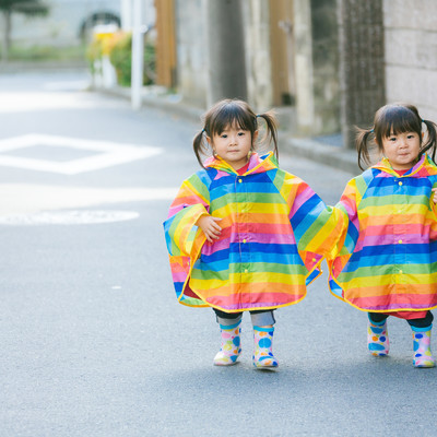 横浜、川崎、神奈川県、東京都を主要な活動拠点としている当行政書士・富樫眞一事務所は、第一に、廃棄物処理の許可取得、すなわち、産業廃棄物の許可取得及び一般廃棄物の許可取得、第二に、面倒な遺産相続手続の代理及び遺言作成のサポート、第三に薬局の開設許可を含めた運営サポート等に関して、お客様の立場に立ち、責任を持って、仕事を請け負わせていただいております。全ての業務に関して、代表の富樫行政書士が、お客様と直接相談し、納得頂いた内容について迅速・丁寧に対応いたします。代表の富樫行政書士は、国（環境省）及び地方自治体（川崎市）で長年、廃棄物行政を担当したスペシャリストであり、環境部門の技術士、薬学博士の資格を有し、廃棄物が環境に与える影響を科学的に考慮できる素養を併せ持ち、他の廃棄物業者との差別化を図る様々な提案と共に、許可取得後、次の新たな飛躍への提案もいたします。相続については、長年、研修を継続しながら実務経験も有しております。薬局運営サポートに関しては、同じ薬剤師としての立場から、地域の健康拠点作りを様々な観点から、様々なアイデアを提案し、全力でサポートします。廃棄物の許可取得業務、遺産相続業務、薬局運営業務は、正に真のスペシャリストとして、お客様の本位で、次の飛躍、新たな活動へ向け、有益な助言も併せてさせていただております。行政書士・富樫眞一代表は、誠実・信頼・安心を第一とし、お客様本位で、受託した仕事を、責任をもって対応いたします。定期的な報告とお客様との次の動きに向けた話し合いを欠かしません。この図は、そのような仕事に対する真摯な態度を表象した図です。