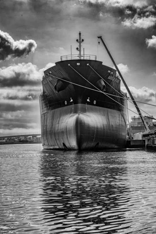 横浜、川崎、神奈川県、東京都を主要な活動拠点としている当行政書士・富樫眞一事務所は、第一に、廃棄物処理の許可取得、すなわち、産業廃棄物の許可取得及び一般廃棄物の許可取得、第二に、面倒な遺産相続手続の代理及び遺言作成のサポート、第三に薬局の開設許可を含めた運営サポート等に関して、お客様の立場に立ち、責任を持って、仕事を請け負わせていただいております。全ての業務に関して、代表の富樫行政書士が、お客様と直接相談し、納得頂いた内容について迅速・丁寧に対応いたします。代表の富樫行政書士は、国（環境省）及び地方自治体（川崎市）で長年、廃棄物行政を担当したスペシャリストであり、環境部門の技術士、薬学博士の資格を有し、廃棄物が環境に与える影響を科学的に考慮できる素養を併せ持ち、他の廃棄物業者との差別化を図る様々な提案と共に、許可取得後、次の新たな飛躍への提案もいたします。相続については、長年、研修を継続しながら実務経験も有しております。薬局運営サポートに関しては、同じ薬剤師としての立場から、地域の健康拠点作りを様々な観点から、様々なアイデアを提案し、全力でサポートします。廃棄物の許可取得業務、遺産相続業務、薬局運営業務は、正に真のスペシャリストとして、お客様の本位で、次の飛躍、新たな活動へ向け、有益な助言も併せてさせていただております。行政書士・富樫眞一代表は、誠実・信頼・安心を第一とし、お客様本位で、受託した仕事を、責任をもって対応いたします。定期的な報告とお客様との次の動きに向けた話し合いを欠かしません。この図は、そのような仕事に対する真摯な態度を表象した図です。