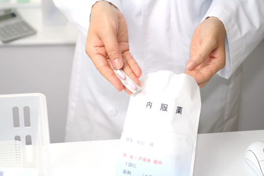 横浜、川崎、神奈川県、東京都を主要な活動拠点としている当行政書士・富樫眞一事務所は、第一に、廃棄物処理の許可取得、すなわち、産業廃棄物の許可取得及び一般廃棄物の許可取得、第二に、面倒な遺産相続手続の代理及び遺言作成のサポート、第三に薬局の開設許可を含めた運営サポート等に関して、お客様の立場に立ち、責任を持って、仕事を請け負わせていただいております。全ての業務に関して、代表の富樫行政書士が、お客様と直接相談し、納得頂いた内容について迅速・丁寧に対応いたします。代表の富樫行政書士は、国（環境省）及び地方自治体（川崎市）で長年、廃棄物行政を担当したスペシャリストであり、環境部門の技術士、薬学博士の資格を有し、廃棄物が環境に与える影響を科学的に考慮できる素養を併せ持ち、他の廃棄物業者との差別化を図る様々な提案と共に、許可取得後、次の新たな飛躍への提案もいたします。相続については、長年、研修を継続しながら実務経験も有しております。薬局運営サポートに関しては、同じ薬剤師としての立場から、地域の健康拠点作りを様々な観点から、様々なアイデアを提案し、全力でサポートします。廃棄物の許可取得業務、遺産相続業務、薬局運営業務は、正に真のスペシャリストとして、お客様の本位で、次の飛躍、新たな活動へ向け、有益な助言も併せてさせていただております。行政書士・富樫眞一代表は、誠実・信頼・安心を第一とし、お客様本位で、受託した仕事を、責任をもって対応いたします。定期的な報告とお客様との次の動きに向けた話し合いを欠かしません。この図は、そのような仕事に対する真摯な態度を表象した図です。