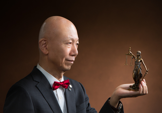 横浜、川崎、神奈川県、東京都を主要な活動拠点としている当行政書士・富樫眞一事務所は、第一に、廃棄物処理の許可取得、すなわち、産業廃棄物の許可取得及び一般廃棄物の許可取得、第二に、面倒な遺産相続手続の代理及び遺言作成のサポート、第三に薬局の開設許可を含めた運営サポート等に関して、お客様の立場に立ち、責任を持って、仕事を請け負わせていただいております。全ての業務に関して、代表の富樫行政書士が、お客様と直接相談し、納得頂いた内容について迅速・丁寧に対応いたします。代表の富樫行政書士は、国（環境省）及び地方自治体（川崎市）で長年、廃棄物行政を担当したスペシャリストであり、環境部門の技術士、薬学博士の資格を有し、廃棄物が環境に与える影響を科学的に考慮できる素養を併せ持ち、他の廃棄物業者との差別化を図る様々な提案と共に、許可取得後、次の新たな飛躍への提案もいたします。相続については、長年、研修を継続しながら実務経験も有しております。薬局運営サポートに関しては、同じ薬剤師としての立場から、地域の健康拠点作りを様々な観点から、様々なアイデアを提案し、全力でサポートします。廃棄物の許可取得業務、遺産相続業務、薬局運営業務は、正に真のスペシャリストとして、お客様の本位で、次の飛躍、新たな活動へ向け、有益な助言も併せてさせていただております。行政書士・富樫眞一代表は、誠実・信頼・安心を第一とし、お客様本位で、受託した仕事を、責任をもって対応いたします。定期的な報告とお客様との次の動きに向けた話し合いを欠かしません。この図は、そのような仕事に対する真摯な態度を表象した図です。