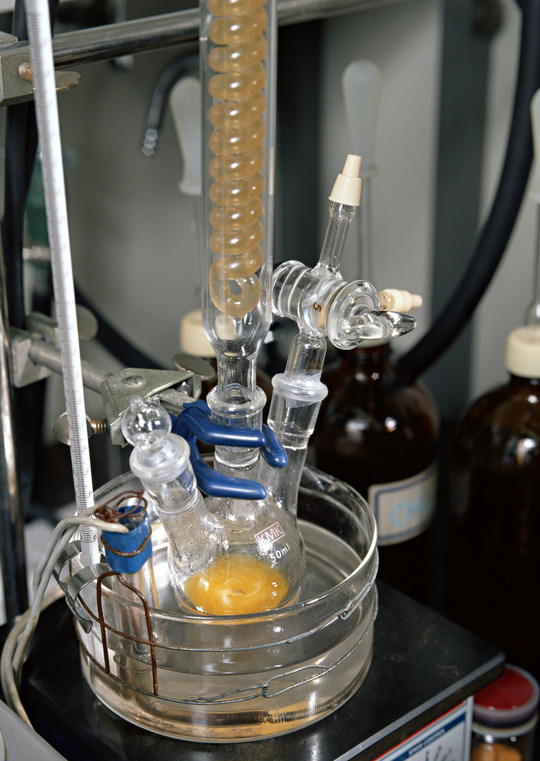 横浜、川崎、神奈川県、東京都を主要な活動拠点としている当行政書士・富樫眞一事務所は、第一に、廃棄物処理の許可取得、すなわち、産業廃棄物の許可取得及び一般廃棄物の許可取得、第二に、面倒な遺産相続手続の代理及び遺言作成のサポート、第三に薬局の開設許可を含めた運営サポート等に関して、お客様の立場に立ち、責任を持って、仕事を請け負わせていただいております。全ての業務に関して、代表の富樫行政書士が、お客様と直接相談し、納得頂いた内容について迅速・丁寧に対応いたします。代表の富樫行政書士は、国（環境省）及び地方自治体（川崎市）で長年、廃棄物行政を担当したスペシャリストであり、環境部門の技術士、薬学博士の資格を有し、廃棄物が環境に与える影響を科学的に考慮できる素養を併せ持ち、他の廃棄物業者との差別化を図る様々な提案と共に、許可取得後、次の新たな飛躍への提案もいたします。相続については、長年、研修を継続しながら実務経験も有しております。薬局運営サポートに関しては、同じ薬剤師としての立場から、地域の健康拠点作りを様々な観点から、様々なアイデアを提案し、全力でサポートします。廃棄物の許可取得業務、遺産相続業務、薬局運営業務は、正に真のスペシャリストとして、お客様の本位で、次の飛躍、新たな活動へ向け、有益な助言も併せてさせていただております。行政書士・富樫眞一代表は、誠実・信頼・安心を第一とし、お客様本位で、受託した仕事を、責任をもって対応いたします。定期的な報告とお客様との次の動きに向けた話し合いを欠かしません。この図は、そのような仕事に対する真摯な態度を表象した図です。