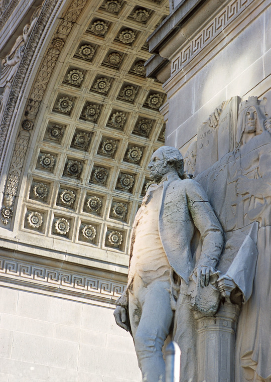 横浜、川崎、神奈川県、東京都を主要な活動拠点としている当行政書士・富樫眞一事務所は、第一に、廃棄物処理の許可取得、すなわち、産業廃棄物の許可取得及び一般廃棄物の許可取得、第二に、面倒な遺産相続手続の代理及び遺言作成のサポート、第三に薬局の開設許可を含めた運営サポート等に関して、お客様の立場に立ち、責任を持って、仕事を請け負わせていただいております。全ての業務に関して、代表の富樫行政書士が、お客様と直接相談し、納得頂いた内容について迅速・丁寧に対応いたします。代表の富樫行政書士は、国（環境省）及び地方自治体（川崎市）で長年、廃棄物行政を担当したスペシャリストであり、環境部門の技術士、薬学博士の資格を有し、廃棄物が環境に与える影響を科学的に考慮できる素養を併せ持ち、他の廃棄物業者との差別化を図る様々な提案と共に、許可取得後、次の新たな飛躍への提案もいたします。相続については、長年、研修を継続しながら実務経験も有しております。薬局運営サポートに関しては、同じ薬剤師としての立場から、地域の健康拠点作りを様々な観点から、様々なアイデアを提案し、全力でサポートします。廃棄物の許可取得業務、遺産相続業務、薬局運営業務は、正に真のスペシャリストとして、お客様の本位で、次の飛躍、新たな活動へ向け、有益な助言も併せてさせていただております。行政書士・富樫眞一代表は、誠実・信頼・安心を第一とし、お客様本位で、受託した仕事を、責任をもって対応いたします。定期的な報告とお客様との次の動きに向けた話し合いを欠かしません。この図は、そのような仕事に対する真摯な態度を表象した図です。