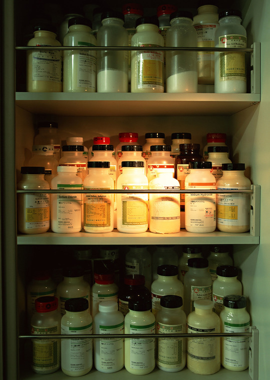 横浜、川崎、神奈川県、東京都を主要な活動拠点としている当行政書士・富樫眞一事務所は、第一に、廃棄物処理の許可取得、すなわち、産業廃棄物の許可取得及び一般廃棄物の許可取得、第二に、面倒な遺産相続手続の代理及び遺言作成のサポート、第三に薬局の開設許可を含めた運営サポート等に関して、お客様の立場に立ち、責任を持って、仕事を請け負わせていただいております。全ての業務に関して、代表の富樫行政書士が、お客様と直接相談し、納得頂いた内容について迅速・丁寧に対応いたします。代表の富樫行政書士は、国（環境省）及び地方自治体（川崎市）で長年、廃棄物行政を担当したスペシャリストであり、環境部門の技術士、薬学博士の資格を有し、廃棄物が環境に与える影響を科学的に考慮できる素養を併せ持ち、他の廃棄物業者との差別化を図る様々な提案と共に、許可取得後、次の新たな飛躍への提案もいたします。相続については、長年、研修を継続しながら実務経験も有しております。薬局運営サポートに関しては、同じ薬剤師としての立場から、地域の健康拠点作りを様々な観点から、様々なアイデアを提案し、全力でサポートします。廃棄物の許可取得業務、遺産相続業務、薬局運営業務は、正に真のスペシャリストとして、お客様の本位で、次の飛躍、新たな活動へ向け、有益な助言も併せてさせていただております。行政書士・富樫眞一代表は、誠実・信頼・安心を第一とし、お客様本位で、受託した仕事を、責任をもって対応いたします。定期的な報告とお客様との次の動きに向けた話し合いを欠かしません。この図は、そのような仕事に対する真摯な態度を表象した図です。