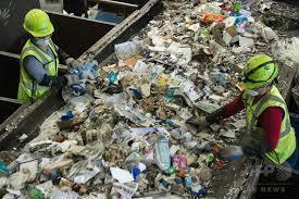 横浜、川崎、神奈川県、東京都を主要な活動拠点としている当行政書士・富樫眞一事務所は、第一に、廃棄物処理の許可取得、すなわち、産業廃棄物の許可取得及び一般廃棄物の許可取得、第二に、面倒な遺産相続手続の代理及び遺言作成のサポート、第三に薬局の開設許可を含めた運営サポート等に関して、お客様の立場に立ち、責任を持って、仕事を請け負わせていただいております。全ての業務に関して、代表の富樫行政書士が、お客様と直接相談し、納得頂いた内容について迅速・丁寧に対応いたします。代表の富樫行政書士は、国（環境省）及び地方自治体（川崎市）で長年、廃棄物行政を担当したスペシャリストであり、環境部門の技術士、薬学博士の資格を有し、廃棄物が環境に与える影響を科学的に考慮できる素養を併せ持ち、他の廃棄物業者との差別化を図る様々な提案と共に、許可取得後、次の新たな飛躍への提案もいたします。相続については、長年、研修を継続しながら実務経験も有しております。薬局運営サポートに関しては、同じ薬剤師としての立場から、地域の健康拠点作りを様々な観点から、様々なアイデアを提案し、全力でサポートします。廃棄物の許可取得業務、遺産相続業務、薬局運営業務は、正に真のスペシャリストとして、お客様の本位で、次の飛躍、新たな活動へ向け、有益な助言も併せてさせていただております。行政書士・富樫眞一代表は、誠実・信頼・安心を第一とし、お客様本位で、受託した仕事を、責任をもって対応いたします。定期的な報告とお客様との次の動きに向けた話し合いを欠かしません。この図は、そのような仕事に対する真摯な態度を表象した図です。