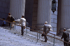 横浜、川崎、神奈川県、東京都を主要な活動拠点としている当行政書士・富樫眞一事務所は、第一に、廃棄物処理の許可取得、すなわち、産業廃棄物の許可取得及び一般廃棄物の許可取得、第二に、面倒な遺産相続手続の代理及び遺言作成のサポート、第三に薬局の開設許可を含めた運営サポート等に関して、お客様の立場に立ち、責任を持って、仕事を請け負わせていただいております。全ての業務に関して、代表の富樫行政書士が、お客様と直接相談し、納得頂いた内容について迅速・丁寧に対応いたします。代表の富樫行政書士は、国（環境省）及び地方自治体（川崎市）で長年、廃棄物行政を担当したスペシャリストであり、環境部門の技術士、薬学博士の資格を有し、廃棄物が環境に与える影響を科学的に考慮できる素養を併せ持ち、他の廃棄物業者との差別化を図る様々な提案と共に、許可取得後、次の新たな飛躍への提案もいたします。相続については、長年、研修を継続しながら実務経験も有しております。薬局運営サポートに関しては、同じ薬剤師としての立場から、地域の健康拠点作りを様々な観点から、様々なアイデアを提案し、全力でサポートします。廃棄物の許可取得業務、遺産相続業務、薬局運営業務は、正に真のスペシャリストとして、お客様の本位で、次の飛躍、新たな活動へ向け、有益な助言も併せてさせていただております。行政書士・富樫眞一代表は、誠実・信頼・安心を第一とし、お客様本位で、受託した仕事を、責任をもって対応いたします。定期的な報告とお客様との次の動きに向けた話し合いを欠かしません。この図は、そのような仕事に対する真摯な態度を表象した図です。