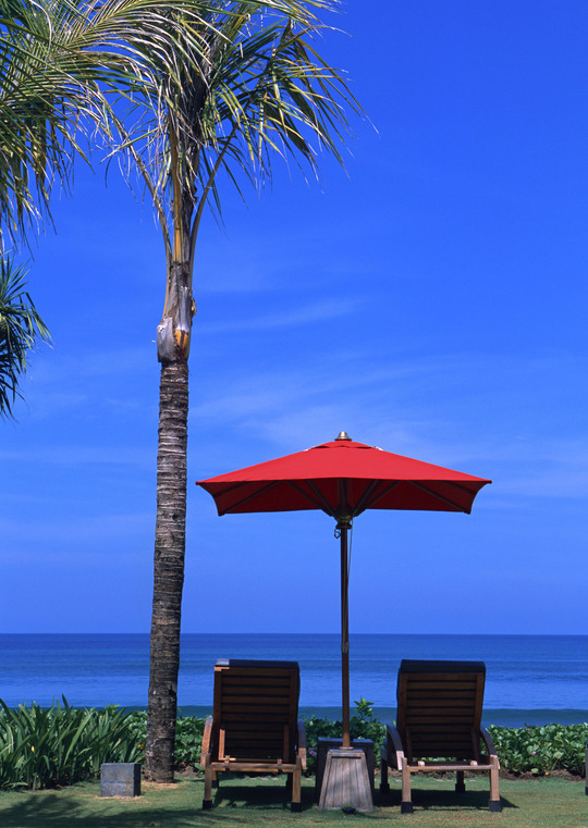 横浜、川崎、神奈川県、東京都を主要な活動拠点としている当行政書士・富樫眞一事務所は、第一に、廃棄物処理の許可取得、すなわち、産業廃棄物の許可取得及び一般廃棄物の許可取得、第二に、面倒な遺産相続手続の代理及び遺言作成のサポート、第三に薬局の開設許可を含めた運営サポート等に関して、お客様の立場に立ち、責任を持って、仕事を請け負わせていただいております。全ての業務に関して、代表の富樫行政書士が、お客様と直接相談し、納得頂いた内容について迅速・丁寧に対応いたします。代表の富樫行政書士は、国（環境省）及び地方自治体（川崎市）で長年、廃棄物行政を担当したスペシャリストであり、環境部門の技術士、薬学博士の資格を有し、廃棄物が環境に与える影響を科学的に考慮できる素養を併せ持ち、他の廃棄物業者との差別化を図る様々な提案と共に、許可取得後、次の新たな飛躍への提案もいたします。相続については、長年、研修を継続しながら実務経験も有しております。薬局運営サポートに関しては、同じ薬剤師としての立場から、地域の健康拠点作りを様々な観点から、様々なアイデアを提案し、全力でサポートします。廃棄物の許可取得業務、遺産相続業務、薬局運営業務は、正に真のスペシャリストとして、お客様の本位で、次の飛躍、新たな活動へ向け、有益な助言も併せてさせていただております。行政書士・富樫眞一代表は、誠実・信頼・安心を第一とし、お客様本位で、受託した仕事を、責任をもって対応いたします。定期的な報告とお客様との次の動きに向けた話し合いを欠かしません。この図は、そのような仕事に対する真摯な態度を表象した図です。