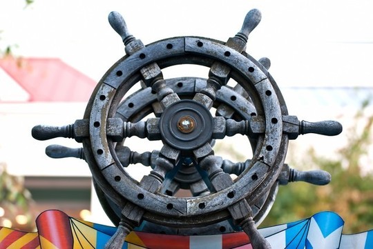 横浜、川崎、神奈川県、東京都を主要な活動拠点としている当行政書士・富樫眞一事務所は、第一に、廃棄物処理の許可取得、すなわち、産業廃棄物の許可取得及び一般廃棄物の許可取得、第二に、面倒な遺産相続手続の代理及び遺言作成のサポート、第三に薬局の開設許可を含めた運営サポート等に関して、お客様の立場に立ち、責任を持って、仕事を請け負わせていただいております。全ての業務に関して、代表の富樫行政書士が、お客様と直接相談し、納得頂いた内容について迅速・丁寧に対応いたします。代表の富樫行政書士は、国（環境省）及び地方自治体（川崎市）で長年、廃棄物行政を担当したスペシャリストであり、環境部門の技術士、薬学博士の資格を有し、廃棄物が環境に与える影響を科学的に考慮できる素養を併せ持ち、他の廃棄物業者との差別化を図る様々な提案と共に、許可取得後、次の新たな飛躍への提案もいたします。相続については、長年、研修を継続しながら実務経験も有しております。薬局運営サポートに関しては、同じ薬剤師としての立場から、地域の健康拠点作りを様々な観点から、様々なアイデアを提案し、全力でサポートします。廃棄物の許可取得業務、遺産相続業務、薬局運営業務は、正に真のスペシャリストとして、お客様の本位で、次の飛躍、新たな活動へ向け、有益な助言も併せてさせていただております。行政書士・富樫眞一代表は、誠実・信頼・安心を第一とし、お客様本位で、受託した仕事を、責任をもって対応いたします。定期的な報告とお客様との次の動きに向けた話し合いを欠かしません。この図は、そのような仕事に対する真摯な態度を表象した図です。