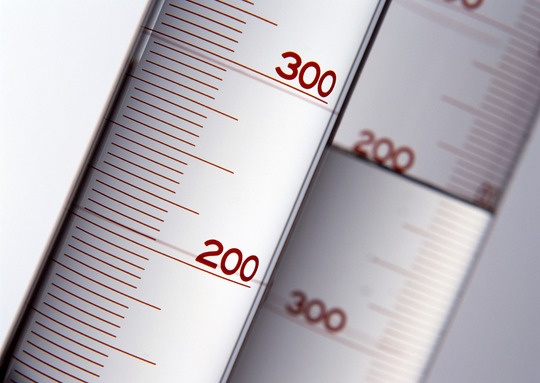 横浜、川崎、神奈川県、東京都を主要な活動拠点としている当行政書士・富樫眞一事務所は、第一に、廃棄物処理の許可取得、すなわち、産業廃棄物の許可取得及び一般廃棄物の許可取得、第二に、面倒な遺産相続手続の代理及び遺言作成のサポート、第三に薬局の開設許可を含めた運営サポート等に関して、お客様の立場に立ち、責任を持って、仕事を請け負わせていただいております。全ての業務に関して、代表の富樫行政書士が、お客様と直接相談し、納得頂いた内容について迅速・丁寧に対応いたします。代表の富樫行政書士は、国（環境省）及び地方自治体（川崎市）で長年、廃棄物行政を担当したスペシャリストであり、環境部門の技術士、薬学博士の資格を有し、廃棄物が環境に与える影響を科学的に考慮できる素養を併せ持ち、他の廃棄物業者との差別化を図る様々な提案と共に、許可取得後、次の新たな飛躍への提案もいたします。相続については、長年、研修を継続しながら実務経験も有しております。薬局運営サポートに関しては、同じ薬剤師としての立場から、地域の健康拠点作りを様々な観点から、様々なアイデアを提案し、全力でサポートします。廃棄物の許可取得業務、遺産相続業務、薬局運営業務は、正に真のスペシャリストとして、お客様の本位で、次の飛躍、新たな活動へ向け、有益な助言も併せてさせていただております。行政書士・富樫眞一代表は、誠実・信頼・安心を第一とし、お客様本位で、受託した仕事を、責任をもって対応いたします。定期的な報告とお客様との次の動きに向けた話し合いを欠かしません。この図は、そのような仕事に対する真摯な態度を表象した図です。