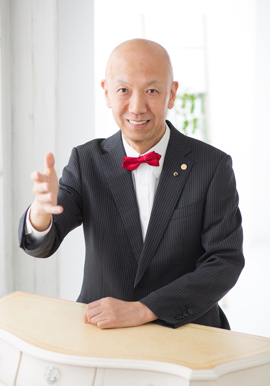 横浜、川崎、神奈川県、東京都を主要な活動拠点としている当行政書士・富樫眞一事務所は、第一に、廃棄物処理の許可取得、すなわち、産業廃棄物の許可取得及び一般廃棄物の許可取得、第二に、面倒な遺産相続手続の代理及び遺言作成のサポート、第三に薬局の開設許可を含めた運営サポート等に関して、お客様の立場に立ち、責任を持って、仕事を請け負わせていただいております。全ての業務に関して、代表の富樫行政書士が、お客様と直接相談し、納得頂いた内容について迅速・丁寧に対応いたします。代表の富樫行政書士は、国（環境省）及び地方自治体（川崎市）で長年、廃棄物行政を担当したスペシャリストであり、環境部門の技術士、薬学博士の資格を有し、廃棄物が環境に与える影響を科学的に考慮できる素養を併せ持ち、他の廃棄物業者との差別化を図る様々な提案と共に、許可取得後、次の新たな飛躍への提案もいたします。相続については、長年、研修を継続しながら実務経験も有しております。薬局運営サポートに関しては、同じ薬剤師としての立場から、地域の健康拠点作りを様々な観点から、様々なアイデアを提案し、全力でサポートします。廃棄物の許可取得業務、遺産相続業務、薬局運営業務は、正に真のスペシャリストとして、お客様の本位で、次の飛躍、新たな活動へ向け、有益な助言も併せてさせていただております。行政書士・富樫眞一代表は、誠実・信頼・安心を第一とし、お客様本位で、受託した仕事を、責任をもって対応いたします。定期的な報告とお客様との次の動きに向けた話し合いを欠かしません。この図は、そのような仕事に対する真摯な態度を表象した図です。