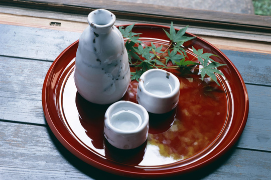 横浜、川崎、神奈川県、東京都を主要な活動拠点としている当行政書士・富樫眞一事務所は、第一に、廃棄物処理の許可取得、すなわち、産業廃棄物の許可取得及び一般廃棄物の許可取得、第二に、面倒な遺産相続手続の代理及び遺言作成のサポート、第三に薬局の開設許可を含めた運営サポート等に関して、お客様の立場に立ち、責任を持って、仕事を請け負わせていただいております。全ての業務に関して、代表の富樫行政書士が、お客様と直接相談し、納得頂いた内容について迅速・丁寧に対応いたします。代表の富樫行政書士は、国（環境省）及び地方自治体（川崎市）で長年、廃棄物行政を担当したスペシャリストであり、環境部門の技術士、薬学博士の資格を有し、廃棄物が環境に与える影響を科学的に考慮できる素養を併せ持ち、他の廃棄物業者との差別化を図る様々な提案と共に、許可取得後、次の新たな飛躍への提案もいたします。相続については、長年、研修を継続しながら実務経験も有しております。薬局運営サポートに関しては、同じ薬剤師としての立場から、地域の健康拠点作りを様々な観点から、様々なアイデアを提案し、全力でサポートします。廃棄物の許可取得業務、遺産相続業務、薬局運営業務は、正に真のスペシャリストとして、お客様の本位で、次の飛躍、新たな活動へ向け、有益な助言も併せてさせていただております。行政書士・富樫眞一代表は、誠実・信頼・安心を第一とし、お客様本位で、受託した仕事を、責任をもって対応いたします。定期的な報告とお客様との次の動きに向けた話し合いを欠かしません。この図は、そのような仕事に対する真摯な態度を表象した図です。