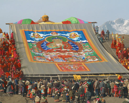 横浜、川崎、神奈川県、東京都を主要な活動拠点としている当行政書士・富樫眞一事務所は、第一に、廃棄物処理の許可取得、すなわち、産業廃棄物の許可取得及び一般廃棄物の許可取得、第二に、面倒な遺産相続手続の代理及び遺言作成のサポート、第三に薬局の開設許可を含めた運営サポート等に関して、お客様の立場に立ち、責任を持って、仕事を請け負わせていただいております。全ての業務に関して、代表の富樫行政書士が、お客様と直接相談し、納得頂いた内容について迅速・丁寧に対応いたします。代表の富樫行政書士は、国（環境省）及び地方自治体（川崎市）で長年、廃棄物行政を担当したスペシャリストであり、環境部門の技術士、薬学博士の資格を有し、廃棄物が環境に与える影響を科学的に考慮できる素養を併せ持ち、他の廃棄物業者との差別化を図る様々な提案と共に、許可取得後、次の新たな飛躍への提案もいたします。相続については、長年、研修を継続しながら実務経験も有しております。薬局運営サポートに関しては、同じ薬剤師としての立場から、地域の健康拠点作りを様々な観点から、様々なアイデアを提案し、全力でサポートします。廃棄物の許可取得業務、遺産相続業務、薬局運営業務は、正に真のスペシャリストとして、お客様の本位で、次の飛躍、新たな活動へ向け、有益な助言も併せてさせていただております。行政書士・富樫眞一代表は、誠実・信頼・安心を第一とし、お客様本位で、受託した仕事を、責任をもって対応いたします。定期的な報告とお客様との次の動きに向けた話し合いを欠かしません。この図は、そのような仕事に対する真摯な態度を表象した図です。