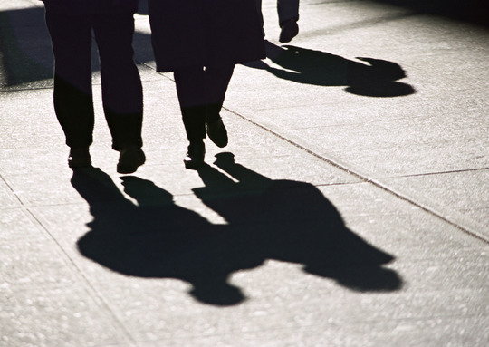 横浜、川崎、神奈川県、東京都を主要な活動拠点としている当行政書士・富樫眞一事務所は、第一に、廃棄物処理の許可取得、すなわち、産業廃棄物の許可取得及び一般廃棄物の許可取得、第二に、面倒な遺産相続手続の代理及び遺言作成のサポート、第三に薬局の開設許可を含めた運営サポート等に関して、お客様の立場に立ち、責任を持って、仕事を請け負わせていただいております。全ての業務に関して、代表の富樫行政書士が、お客様と直接相談し、納得頂いた内容について迅速・丁寧に対応いたします。代表の富樫行政書士は、国（環境省）及び地方自治体（川崎市）で長年、廃棄物行政を担当したスペシャリストであり、環境部門の技術士、薬学博士の資格を有し、廃棄物が環境に与える影響を科学的に考慮できる素養を併せ持ち、他の廃棄物業者との差別化を図る様々な提案と共に、許可取得後、次の新たな飛躍への提案もいたします。相続については、長年、研修を継続しながら実務経験も有しております。薬局運営サポートに関しては、同じ薬剤師としての立場から、地域の健康拠点作りを様々な観点から、様々なアイデアを提案し、全力でサポートします。廃棄物の許可取得業務、遺産相続業務、薬局運営業務は、正に真のスペシャリストとして、お客様の本位で、次の飛躍、新たな活動へ向け、有益な助言も併せてさせていただております。行政書士・富樫眞一代表は、誠実・信頼・安心を第一とし、お客様本位で、受託した仕事を、責任をもって対応いたします。定期的な報告とお客様との次の動きに向けた話し合いを欠かしません。この図は、そのような仕事に対する真摯な態度を表象した図です。