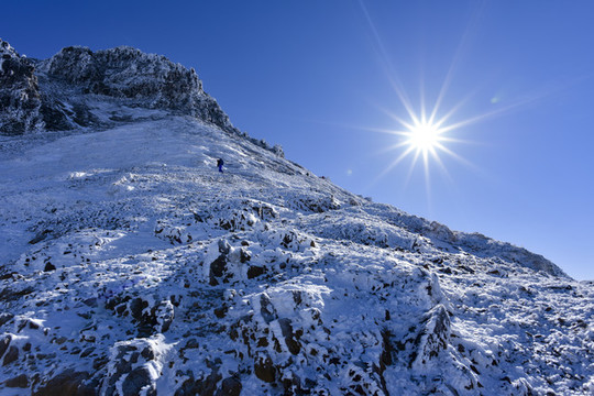 横浜、川崎、神奈川県、東京都を主要な活動拠点としている当行政書士・富樫眞一事務所は、第一に、廃棄物処理の許可取得、すなわち、産業廃棄物の許可取得及び一般廃棄物の許可取得、第二に、面倒な遺産相続手続の代理及び遺言作成のサポート、第三に薬局の開設許可を含めた運営サポート等に関して、お客様の立場に立ち、責任を持って、仕事を請け負わせていただいております。全ての業務に関して、代表の富樫行政書士が、お客様と直接相談し、納得頂いた内容について迅速・丁寧に対応いたします。代表の富樫行政書士は、国（環境省）及び地方自治体（川崎市）で長年、廃棄物行政を担当したスペシャリストであり、環境部門の技術士、薬学博士の資格を有し、廃棄物が環境に与える影響を科学的に考慮できる素養を併せ持ち、他の廃棄物業者との差別化を図る様々な提案と共に、許可取得後、次の新たな飛躍への提案もいたします。相続については、長年、研修を継続しながら実務経験も有しております。薬局運営サポートに関しては、同じ薬剤師としての立場から、地域の健康拠点作りを様々な観点から、様々なアイデアを提案し、全力でサポートします。廃棄物の許可取得業務、遺産相続業務、薬局運営業務は、正に真のスペシャリストとして、お客様の本位で、次の飛躍、新たな活動へ向け、有益な助言も併せてさせていただております。行政書士・富樫眞一代表は、誠実・信頼・安心を第一とし、お客様本位で、受託した仕事を、責任をもって対応いたします。定期的な報告とお客様との次の動きに向けた話し合いを欠かしません。この図は、そのような仕事に対する真摯な態度を表象した図です。