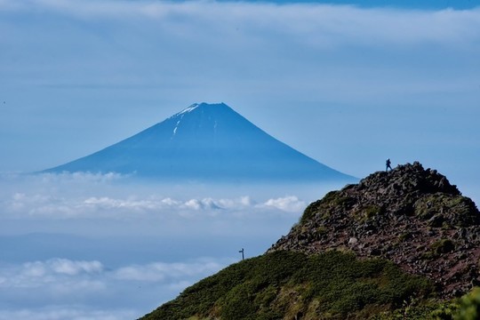 横浜、川崎、神奈川県、東京都を主要な活動拠点としている当行政書士・富樫眞一事務所は、第一に、廃棄物処理の許可取得、すなわち、産業廃棄物の許可取得及び一般廃棄物の許可取得、第二に、面倒な遺産相続手続の代理及び遺言作成のサポート、第三に薬局の開設許可を含めた運営サポート等に関して、お客様の立場に立ち、責任を持って、仕事を請け負わせていただいております。全ての業務に関して、代表の富樫行政書士が、お客様と直接相談し、納得頂いた内容について迅速・丁寧に対応いたします。代表の富樫行政書士は、国（環境省）及び地方自治体（川崎市）で長年、廃棄物行政を担当したスペシャリストであり、環境部門の技術士、薬学博士の資格を有し、廃棄物が環境に与える影響を科学的に考慮できる素養を併せ持ち、他の廃棄物業者との差別化を図る様々な提案と共に、許可取得後、次の新たな飛躍への提案もいたします。相続については、長年、研修を継続しながら実務経験も有しております。薬局運営サポートに関しては、同じ薬剤師としての立場から、地域の健康拠点作りを様々な観点から、様々なアイデアを提案し、全力でサポートします。廃棄物の許可取得業務、遺産相続業務、薬局運営業務は、正に真のスペシャリストとして、お客様の本位で、次の飛躍、新たな活動へ向け、有益な助言も併せてさせていただております。行政書士・富樫眞一代表は、誠実・信頼・安心を第一とし、お客様本位で、受託した仕事を、責任をもって対応いたします。定期的な報告とお客様との次の動きに向けた話し合いを欠かしません。この図は、そのような仕事に対する真摯な態度を表象した図です。