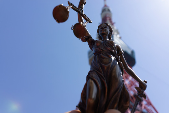 横浜、川崎、神奈川県、東京都を主要な活動拠点としている当行政書士・富樫眞一事務所は、第一に、廃棄物処理の許可取得、すなわち、産業廃棄物の許可取得及び一般廃棄物の許可取得、第二に、面倒な遺産相続手続の代理及び遺言作成のサポート、第三に薬局の開設許可を含めた運営サポート等に関して、お客様の立場に立ち、責任を持って、仕事を請け負わせていただいております。全ての業務に関して、代表の富樫行政書士が、お客様と直接相談し、納得頂いた内容について迅速・丁寧に対応いたします。代表の富樫行政書士は、国（環境省）及び地方自治体（川崎市）で長年、廃棄物行政を担当したスペシャリストであり、環境部門の技術士、薬学博士の資格を有し、廃棄物が環境に与える影響を科学的に考慮できる素養を併せ持ち、他の廃棄物業者との差別化を図る様々な提案と共に、許可取得後、次の新たな飛躍への提案もいたします。相続については、長年、研修を継続しながら実務経験も有しております。薬局運営サポートに関しては、同じ薬剤師としての立場から、地域の健康拠点作りを様々な観点から、様々なアイデアを提案し、全力でサポートします。廃棄物の許可取得業務、遺産相続業務、薬局運営業務は、正に真のスペシャリストとして、お客様の本位で、次の飛躍、新たな活動へ向け、有益な助言も併せてさせていただております。行政書士・富樫眞一代表は、誠実・信頼・安心を第一とし、お客様本位で、受託した仕事を、責任をもって対応いたします。定期的な報告とお客様との次の動きに向けた話し合いを欠かしません。この図は、そのような仕事に対する真摯な態度を表象した図です。