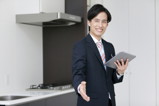 横浜、川崎、神奈川県、東京都を主要な活動拠点としている当行政書士・富樫眞一事務所は、第一に、廃棄物処理の許可取得、すなわち、産業廃棄物の許可取得及び一般廃棄物の許可取得、第二に、面倒な遺産相続手続の代理及び遺言作成のサポート、第三に薬局の開設許可を含めた運営サポート等に関して、お客様の立場に立ち、責任を持って、仕事を請け負わせていただいております。全ての業務に関して、代表の富樫行政書士が、お客様と直接相談し、納得頂いた内容について迅速・丁寧に対応いたします。代表の富樫行政書士は、国（環境省）及び地方自治体（川崎市）で長年、廃棄物行政を担当したスペシャリストであり、環境部門の技術士、薬学博士の資格を有し、廃棄物が環境に与える影響を科学的に考慮できる素養を併せ持ち、他の廃棄物業者との差別化を図る様々な提案と共に、許可取得後、次の新たな飛躍への提案もいたします。相続については、長年、研修を継続しながら実務経験も有しております。薬局運営サポートに関しては、同じ薬剤師としての立場から、地域の健康拠点作りを様々な観点から、様々なアイデアを提案し、全力でサポートします。廃棄物の許可取得業務、遺産相続業務、薬局運営業務は、正に真のスペシャリストとして、お客様の本位で、次の飛躍、新たな活動へ向け、有益な助言も併せてさせていただております。行政書士・富樫眞一代表は、誠実・信頼・安心を第一とし、お客様本位で、受託した仕事を、責任をもって対応いたします。定期的な報告とお客様との次の動きに向けた話し合いを欠かしません。この図は、そのような仕事に対する真摯な態度を表象した図です。