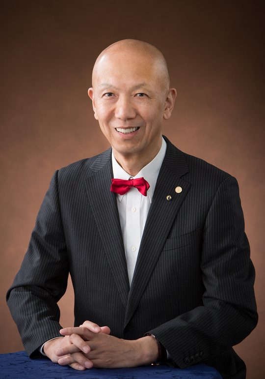 横浜、川崎、神奈川県、東京都を主要な活動拠点としている当行政書士・富樫眞一事務所は、第一に、廃棄物処理の許可取得、すなわち、産業廃棄物の許可取得及び一般廃棄物の許可取得、第二に、面倒な遺産相続手続の代理及び遺言作成のサポート、第三に薬局の開設許可を含めた運営サポート等に関して、お客様の立場に立ち、責任を持って、仕事を請け負わせていただいております。全ての業務に関して、代表の富樫行政書士が、お客様と直接相談し、納得頂いた内容について迅速・丁寧に対応いたします。代表の富樫行政書士は、国（環境省）及び地方自治体（川崎市）で長年、廃棄物行政を担当したスペシャリストであり、環境部門の技術士、薬学博士の資格を有し、廃棄物が環境に与える影響を科学的に考慮できる素養を併せ持ち、他の廃棄物業者との差別化を図る様々な提案と共に、許可取得後、次の新たな飛躍への提案もいたします。相続については、長年、研修を継続しながら実務経験も有しております。薬局運営サポートに関しては、同じ薬剤師としての立場から、地域の健康拠点作りを様々な観点から、様々なアイデアを提案し、全力でサポートします。廃棄物の許可取得業務、遺産相続業務、薬局運営業務は、正に真のスペシャリストとして、お客様の本位で、次の飛躍、新たな活動へ向け、有益な助言も併せてさせていただております。行政書士・富樫眞一代表は、誠実・信頼・安心を第一とし、お客様本位で、受託した仕事を、責任をもって対応いたします。定期的な報告とお客様との次の動きに向けた話し合いを欠かしません。この図は、そのような仕事に対する真摯な態度を表象した図です。