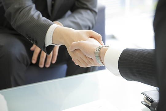 横浜、川崎、神奈川県、東京都を主要な活動拠点としている当行政書士・富樫眞一事務所は、第一に、廃棄物処理の許可取得、すなわち、産業廃棄物の許可取得及び一般廃棄物の許可取得、第二に、面倒な遺産相続手続の代理及び遺言作成のサポート、第三に薬局の開設許可を含めた運営サポート等に関して、お客様の立場に立ち、責任を持って、仕事を請け負わせていただいております。全ての業務に関して、代表の富樫行政書士が、お客様と直接相談し、納得頂いた内容について迅速・丁寧に対応いたします。代表の富樫行政書士は、国（環境省）及び地方自治体（川崎市）で長年、廃棄物行政を担当したスペシャリストであり、環境部門の技術士、薬学博士の資格を有し、廃棄物が環境に与える影響を科学的に考慮できる素養を併せ持ち、他の廃棄物業者との差別化を図る様々な提案と共に、許可取得後、次の新たな飛躍への提案もいたします。相続については、長年、研修を継続しながら実務経験も有しております。薬局運営サポートに関しては、同じ薬剤師としての立場から、地域の健康拠点作りを様々な観点から、様々なアイデアを提案し、全力でサポートします。廃棄物の許可取得業務、遺産相続業務、薬局運営業務は、正に真のスペシャリストとして、お客様の本位で、次の飛躍、新たな活動へ向け、有益な助言も併せてさせていただております。行政書士・富樫眞一代表は、誠実・信頼・安心を第一とし、お客様本位で、受託した仕事を、責任をもって対応いたします。定期的な報告とお客様との次の動きに向けた話し合いを欠かしません。この図は、そのような仕事に対する真摯な態度を表象した図です。