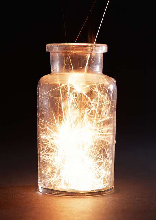 横浜、川崎、神奈川県、東京都を主要な活動拠点としている当行政書士・富樫眞一事務所は、第一に、廃棄物処理の許可取得、すなわち、産業廃棄物の許可取得及び一般廃棄物の許可取得、第二に、面倒な遺産相続手続の代理及び遺言作成のサポート、第三に薬局の開設許可を含めた運営サポート等に関して、お客様の立場に立ち、責任を持って、仕事を請け負わせていただいております。全ての業務に関して、代表の富樫行政書士が、お客様と直接相談し、納得頂いた内容について迅速・丁寧に対応いたします。代表の富樫行政書士は、国（環境省）及び地方自治体（川崎市）で長年、廃棄物行政を担当したスペシャリストであり、環境部門の技術士、薬学博士の資格を有し、廃棄物が環境に与える影響を科学的に考慮できる素養を併せ持ち、他の廃棄物業者との差別化を図る様々な提案と共に、許可取得後、次の新たな飛躍への提案もいたします。相続については、長年、研修を継続しながら実務経験も有しております。薬局運営サポートに関しては、同じ薬剤師としての立場から、地域の健康拠点作りを様々な観点から、様々なアイデアを提案し、全力でサポートします。廃棄物の許可取得業務、遺産相続業務、薬局運営業務は、正に真のスペシャリストとして、お客様の本位で、次の飛躍、新たな活動へ向け、有益な助言も併せてさせていただております。行政書士・富樫眞一代表は、誠実・信頼・安心を第一とし、お客様本位で、受託した仕事を、責任をもって対応いたします。定期的な報告とお客様との次の動きに向けた話し合いを欠かしません。この図は、そのような仕事に対する真摯な態度を表象した図です。