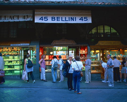 横浜、川崎、神奈川県、東京都を主要な活動拠点としている当行政書士・富樫眞一事務所は、第一に、廃棄物処理の許可取得、すなわち、産業廃棄物の許可取得及び一般廃棄物の許可取得、第二に、面倒な遺産相続手続の代理及び遺言作成のサポート、第三に薬局の開設許可を含めた運営サポート等に関して、お客様の立場に立ち、責任を持って、仕事を請け負わせていただいております。全ての業務に関して、代表の富樫行政書士が、お客様と直接相談し、納得頂いた内容について迅速・丁寧に対応いたします。代表の富樫行政書士は、国（環境省）及び地方自治体（川崎市）で長年、廃棄物行政を担当したスペシャリストであり、環境部門の技術士、薬学博士の資格を有し、廃棄物が環境に与える影響を科学的に考慮できる素養を併せ持ち、他の廃棄物業者との差別化を図る様々な提案と共に、許可取得後、次の新たな飛躍への提案もいたします。相続については、長年、研修を継続しながら実務経験も有しております。薬局運営サポートに関しては、同じ薬剤師としての立場から、地域の健康拠点作りを様々な観点から、様々なアイデアを提案し、全力でサポートします。廃棄物の許可取得業務、遺産相続業務、薬局運営業務は、正に真のスペシャリストとして、お客様の本位で、次の飛躍、新たな活動へ向け、有益な助言も併せてさせていただております。行政書士・富樫眞一代表は、誠実・信頼・安心を第一とし、お客様本位で、受託した仕事を、責任をもって対応いたします。定期的な報告とお客様との次の動きに向けた話し合いを欠かしません。この図は、そのような仕事に対する真摯な態度を表象した図です。