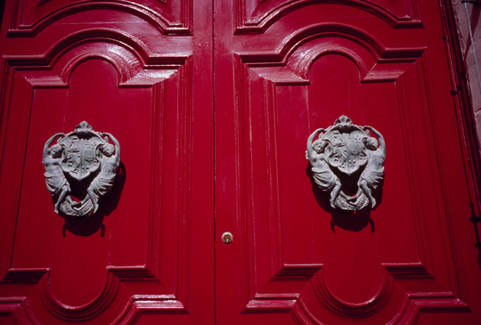 横浜、川崎、神奈川県、東京都を主要な活動拠点としている当行政書士・富樫眞一事務所は、第一に、廃棄物処理の許可取得、すなわち、産業廃棄物の許可取得及び一般廃棄物の許可取得、第二に、面倒な遺産相続手続の代理及び遺言作成のサポート、第三に薬局の開設許可を含めた運営サポート等に関して、お客様の立場に立ち、責任を持って、仕事を請け負わせていただいております。全ての業務に関して、代表の富樫行政書士が、お客様と直接相談し、納得頂いた内容について迅速・丁寧に対応いたします。代表の富樫行政書士は、国（環境省）及び地方自治体（川崎市）で長年、廃棄物行政を担当したスペシャリストであり、環境部門の技術士、薬学博士の資格を有し、廃棄物が環境に与える影響を科学的に考慮できる素養を併せ持ち、他の廃棄物業者との差別化を図る様々な提案と共に、許可取得後、次の新たな飛躍への提案もいたします。相続については、長年、研修を継続しながら実務経験も有しております。薬局運営サポートに関しては、同じ薬剤師としての立場から、地域の健康拠点作りを様々な観点から、様々なアイデアを提案し、全力でサポートします。廃棄物の許可取得業務、遺産相続業務、薬局運営業務は、正に真のスペシャリストとして、お客様の本位で、次の飛躍、新たな活動へ向け、有益な助言も併せてさせていただております。行政書士・富樫眞一代表は、誠実・信頼・安心を第一とし、お客様本位で、受託した仕事を、責任をもって対応いたします。定期的な報告とお客様との次の動きに向けた話し合いを欠かしません。この図は、そのような仕事に対する真摯な態度を表象した図です。