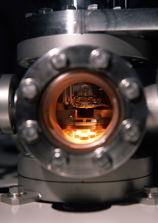 横浜、川崎、神奈川県、東京都を主要な活動拠点としている当行政書士・富樫眞一事務所は、第一に、廃棄物処理の許可取得、すなわち、産業廃棄物の許可取得及び一般廃棄物の許可取得、第二に、面倒な遺産相続手続の代理及び遺言作成のサポート、第三に薬局の開設許可を含めた運営サポート等に関して、お客様の立場に立ち、責任を持って、仕事を請け負わせていただいております。全ての業務に関して、代表の富樫行政書士が、お客様と直接相談し、納得頂いた内容について迅速・丁寧に対応いたします。代表の富樫行政書士は、国（環境省）及び地方自治体（川崎市）で長年、廃棄物行政を担当したスペシャリストであり、環境部門の技術士、薬学博士の資格を有し、廃棄物が環境に与える影響を科学的に考慮できる素養を併せ持ち、他の廃棄物業者との差別化を図る様々な提案と共に、許可取得後、次の新たな飛躍への提案もいたします。相続については、長年、研修を継続しながら実務経験も有しております。薬局運営サポートに関しては、同じ薬剤師としての立場から、地域の健康拠点作りを様々な観点から、様々なアイデアを提案し、全力でサポートします。廃棄物の許可取得業務、遺産相続業務、薬局運営業務は、正に真のスペシャリストとして、お客様の本位で、次の飛躍、新たな活動へ向け、有益な助言も併せてさせていただております。行政書士・富樫眞一代表は、誠実・信頼・安心を第一とし、お客様本位で、受託した仕事を、責任をもって対応いたします。定期的な報告とお客様との次の動きに向けた話し合いを欠かしません。この図は、そのような仕事に対する真摯な態度を表象した図です。