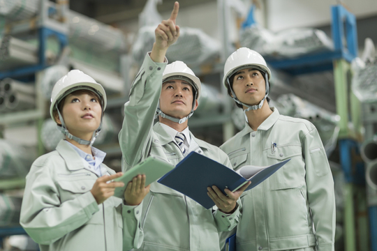 横浜、川崎、神奈川県、東京都を主要な活動拠点としている当行政書士・富樫眞一事務所は、第一に、廃棄物処理の許可取得、すなわち、産業廃棄物の許可取得及び一般廃棄物の許可取得、第二に、面倒な遺産相続手続の代理及び遺言作成のサポート、第三に薬局の開設許可を含めた運営サポート等に関して、お客様の立場に立ち、責任を持って、仕事を請け負わせていただいております。全ての業務に関して、代表の富樫行政書士が、お客様と直接相談し、納得頂いた内容について迅速・丁寧に対応いたします。代表の富樫行政書士は、国（環境省）及び地方自治体（川崎市）で長年、廃棄物行政を担当したスペシャリストであり、環境部門の技術士、薬学博士の資格を有し、廃棄物が環境に与える影響を科学的に考慮できる素養を併せ持ち、他の廃棄物業者との差別化を図る様々な提案と共に、許可取得後、次の新たな飛躍への提案もいたします。相続については、長年、研修を継続しながら実務経験も有しております。薬局運営サポートに関しては、同じ薬剤師としての立場から、地域の健康拠点作りを様々な観点から、様々なアイデアを提案し、全力でサポートします。廃棄物の許可取得業務、遺産相続業務、薬局運営業務は、正に真のスペシャリストとして、お客様の本位で、次の飛躍、新たな活動へ向け、有益な助言も併せてさせていただております。行政書士・富樫眞一代表は、誠実・信頼・安心を第一とし、お客様本位で、受託した仕事を、責任をもって対応いたします。定期的な報告とお客様との次の動きに向けた話し合いを欠かしません。この図は、そのような仕事に対する真摯な態度を表象した図です。