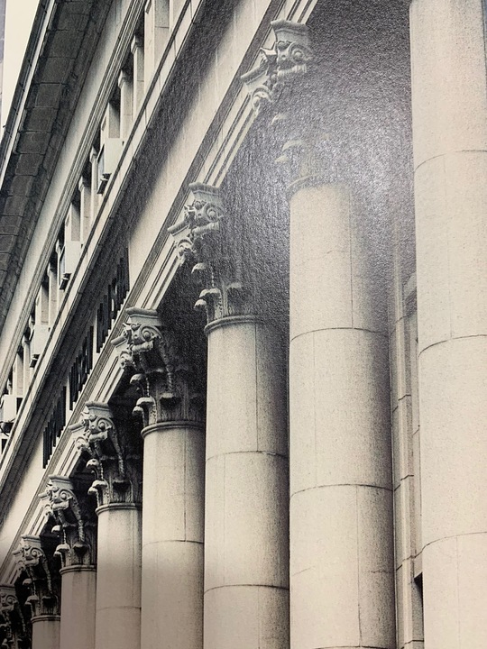 横浜、川崎、神奈川県、東京都を主要な活動拠点としている当行政書士・富樫眞一事務所は、第一に、廃棄物処理の許可取得、すなわち、産業廃棄物の許可取得及び一般廃棄物の許可取得、第二に、面倒な遺産相続手続の代理及び遺言作成のサポート、第三に薬局の開設許可を含めた運営サポート等に関して、お客様の立場に立ち、責任を持って、仕事を請け負わせていただいております。全ての業務に関して、代表の富樫行政書士が、お客様と直接相談し、納得頂いた内容について迅速・丁寧に対応いたします。代表の富樫行政書士は、国（環境省）及び地方自治体（川崎市）で長年、廃棄物行政を担当したスペシャリストであり、環境部門の技術士、薬学博士の資格を有し、廃棄物が環境に与える影響を科学的に考慮できる素養を併せ持ち、他の廃棄物業者との差別化を図る様々な提案と共に、許可取得後、次の新たな飛躍への提案もいたします。相続については、長年、研修を継続しながら実務経験も有しております。薬局運営サポートに関しては、同じ薬剤師としての立場から、地域の健康拠点作りを様々な観点から、様々なアイデアを提案し、全力でサポートします。廃棄物の許可取得業務、遺産相続業務、薬局運営業務は、正に真のスペシャリストとして、お客様の本位で、次の飛躍、新たな活動へ向け、有益な助言も併せてさせていただております。行政書士・富樫眞一代表は、誠実・信頼・安心を第一とし、お客様本位で、受託した仕事を、責任をもって対応いたします。定期的な報告とお客様との次の動きに向けた話し合いを欠かしません。この図は、そのような仕事に対する真摯な態度を表象した図です。