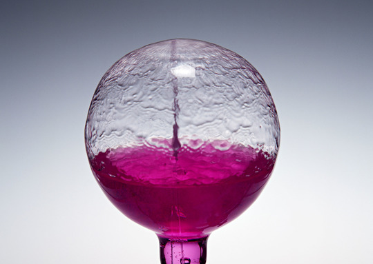 横浜、川崎、神奈川県、東京都を主要な活動拠点としている当行政書士・富樫眞一事務所は、第一に、廃棄物処理の許可取得、すなわち、産業廃棄物の許可取得及び一般廃棄物の許可取得、第二に、面倒な遺産相続手続の代理及び遺言作成のサポート、第三に薬局の開設許可を含めた運営サポート等に関して、お客様の立場に立ち、責任を持って、仕事を請け負わせていただいております。全ての業務に関して、代表の富樫行政書士が、お客様と直接相談し、納得頂いた内容について迅速・丁寧に対応いたします。代表の富樫行政書士は、国（環境省）及び地方自治体（川崎市）で長年、廃棄物行政を担当したスペシャリストであり、環境部門の技術士、薬学博士の資格を有し、廃棄物が環境に与える影響を科学的に考慮できる素養を併せ持ち、他の廃棄物業者との差別化を図る様々な提案と共に、許可取得後、次の新たな飛躍への提案もいたします。相続については、長年、研修を継続しながら実務経験も有しております。薬局運営サポートに関しては、同じ薬剤師としての立場から、地域の健康拠点作りを様々な観点から、様々なアイデアを提案し、全力でサポートします。廃棄物の許可取得業務、遺産相続業務、薬局運営業務は、正に真のスペシャリストとして、お客様の本位で、次の飛躍、新たな活動へ向け、有益な助言も併せてさせていただております。行政書士・富樫眞一代表は、誠実・信頼・安心を第一とし、お客様本位で、受託した仕事を、責任をもって対応いたします。定期的な報告とお客様との次の動きに向けた話し合いを欠かしません。この図は、そのような仕事に対する真摯な態度を表象した図です。