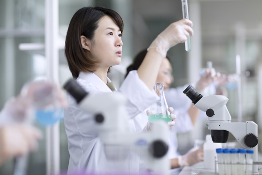 横浜、川崎、神奈川県、東京都を主要な活動拠点としている当行政書士・富樫眞一事務所は、第一に、廃棄物処理の許可取得、すなわち、産業廃棄物の許可取得及び一般廃棄物の許可取得、第二に、面倒な遺産相続手続の代理及び遺言作成のサポート、第三に薬局の開設許可を含めた運営サポート等に関して、お客様の立場に立ち、責任を持って、仕事を請け負わせていただいております。全ての業務に関して、代表の富樫行政書士が、お客様と直接相談し、納得頂いた内容について迅速・丁寧に対応いたします。代表の富樫行政書士は、国（環境省）及び地方自治体（川崎市）で長年、廃棄物行政を担当したスペシャリストであり、環境部門の技術士、薬学博士の資格を有し、廃棄物が環境に与える影響を科学的に考慮できる素養を併せ持ち、他の廃棄物業者との差別化を図る様々な提案と共に、許可取得後、次の新たな飛躍への提案もいたします。相続については、長年、研修を継続しながら実務経験も有しております。薬局運営サポートに関しては、同じ薬剤師としての立場から、地域の健康拠点作りを様々な観点から、様々なアイデアを提案し、全力でサポートします。廃棄物の許可取得業務、遺産相続業務、薬局運営業務は、正に真のスペシャリストとして、お客様の本位で、次の飛躍、新たな活動へ向け、有益な助言も併せてさせていただております。行政書士・富樫眞一代表は、誠実・信頼・安心を第一とし、お客様本位で、受託した仕事を、責任をもって対応いたします。定期的な報告とお客様との次の動きに向けた話し合いを欠かしません。この図は、そのような仕事に対する真摯な態度を表象した図です。