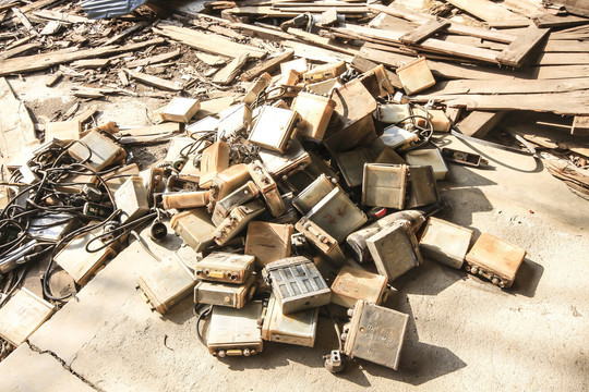 横浜、川崎、神奈川県、東京都を主要な活動拠点としている当行政書士・富樫眞一事務所は、第一に、廃棄物処理の許可取得、すなわち、産業廃棄物の許可取得及び一般廃棄物の許可取得、第二に、面倒な遺産相続手続の代理及び遺言作成のサポート、第三に薬局の開設許可を含めた運営サポート等に関して、お客様の立場に立ち、責任を持って、仕事を請け負わせていただいております。全ての業務に関して、代表の富樫行政書士が、お客様と直接相談し、納得頂いた内容について迅速・丁寧に対応いたします。代表の富樫行政書士は、国（環境省）及び地方自治体（川崎市）で長年、廃棄物行政を担当したスペシャリストであり、環境部門の技術士、薬学博士の資格を有し、廃棄物が環境に与える影響を科学的に考慮できる素養を併せ持ち、他の廃棄物業者との差別化を図る様々な提案と共に、許可取得後、次の新たな飛躍への提案もいたします。相続については、長年、研修を継続しながら実務経験も有しております。薬局運営サポートに関しては、同じ薬剤師としての立場から、地域の健康拠点作りを様々な観点から、様々なアイデアを提案し、全力でサポートします。廃棄物の許可取得業務、遺産相続業務、薬局運営業務は、正に真のスペシャリストとして、お客様の本位で、次の飛躍、新たな活動へ向け、有益な助言も併せてさせていただております。行政書士・富樫眞一代表は、誠実・信頼・安心を第一とし、お客様本位で、受託した仕事を、責任をもって対応いたします。定期的な報告とお客様との次の動きに向けた話し合いを欠かしません。この図は、そのような仕事に対する真摯な態度を表象した図です。