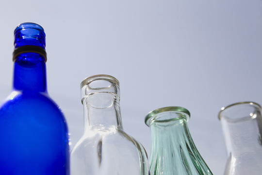 横浜、川崎、神奈川県、東京都を主要な活動拠点としている当行政書士・富樫眞一事務所は、第一に、廃棄物処理の許可取得、すなわち、産業廃棄物の許可取得及び一般廃棄物の許可取得、第二に、面倒な遺産相続手続の代理及び遺言作成のサポート、第三に薬局の開設許可を含めた運営サポート等に関して、お客様の立場に立ち、責任を持って、仕事を請け負わせていただいております。全ての業務に関して、代表の富樫行政書士が、お客様と直接相談し、納得頂いた内容について迅速・丁寧に対応いたします。代表の富樫行政書士は、国（環境省）及び地方自治体（川崎市）で長年、廃棄物行政を担当したスペシャリストであり、環境部門の技術士、薬学博士の資格を有し、廃棄物が環境に与える影響を科学的に考慮できる素養を併せ持ち、他の廃棄物業者との差別化を図る様々な提案と共に、許可取得後、次の新たな飛躍への提案もいたします。相続については、長年、研修を継続しながら実務経験も有しております。薬局運営サポートに関しては、同じ薬剤師としての立場から、地域の健康拠点作りを様々な観点から、様々なアイデアを提案し、全力でサポートします。廃棄物の許可取得業務、遺産相続業務、薬局運営業務は、正に真のスペシャリストとして、お客様の本位で、次の飛躍、新たな活動へ向け、有益な助言も併せてさせていただております。行政書士・富樫眞一代表は、誠実・信頼・安心を第一とし、お客様本位で、受託した仕事を、責任をもって対応いたします。定期的な報告とお客様との次の動きに向けた話し合いを欠かしません。この図は、そのような仕事に対する真摯な態度を表象した図です。