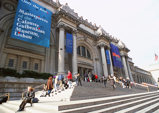 横浜、川崎、神奈川県、東京都を主要な活動拠点としている当行政書士・富樫眞一事務所は、第一に、廃棄物処理の許可取得、すなわち、産業廃棄物の許可取得及び一般廃棄物の許可取得、第二に、面倒な遺産相続手続の代理及び遺言作成のサポート、第三に薬局の開設許可を含めた運営サポート等に関して、お客様の立場に立ち、責任を持って、仕事を請け負わせていただいております。全ての業務に関して、代表の富樫行政書士が、お客様と直接相談し、納得頂いた内容について迅速・丁寧に対応いたします。代表の富樫行政書士は、国（環境省）及び地方自治体（川崎市）で長年、廃棄物行政を担当したスペシャリストであり、環境部門の技術士、薬学博士の資格を有し、廃棄物が環境に与える影響を科学的に考慮できる素養を併せ持ち、他の廃棄物業者との差別化を図る様々な提案と共に、許可取得後、次の新たな飛躍への提案もいたします。相続については、長年、研修を継続しながら実務経験も有しております。薬局運営サポートに関しては、同じ薬剤師としての立場から、地域の健康拠点作りを様々な観点から、様々なアイデアを提案し、全力でサポートします。廃棄物の許可取得業務、遺産相続業務、薬局運営業務は、正に真のスペシャリストとして、お客様の本位で、次の飛躍、新たな活動へ向け、有益な助言も併せてさせていただております。行政書士・富樫眞一代表は、誠実・信頼・安心を第一とし、お客様本位で、受託した仕事を、責任をもって対応いたします。定期的な報告とお客様との次の動きに向けた話し合いを欠かしません。この図は、そのような仕事に対する真摯な態度を表象した図です。