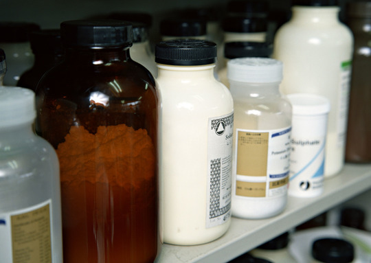 横浜、川崎、神奈川県、東京都を主要な活動拠点としている当行政書士・富樫眞一事務所は、第一に、廃棄物処理の許可取得、すなわち、産業廃棄物の許可取得及び一般廃棄物の許可取得、第二に、面倒な遺産相続手続の代理及び遺言作成のサポート、第三に薬局の開設許可を含めた運営サポート等に関して、お客様の立場に立ち、責任を持って、仕事を請け負わせていただいております。全ての業務に関して、代表の富樫行政書士が、お客様と直接相談し、納得頂いた内容について迅速・丁寧に対応いたします。代表の富樫行政書士は、国（環境省）及び地方自治体（川崎市）で長年、廃棄物行政を担当したスペシャリストであり、環境部門の技術士、薬学博士の資格を有し、廃棄物が環境に与える影響を科学的に考慮できる素養を併せ持ち、他の廃棄物業者との差別化を図る様々な提案と共に、許可取得後、次の新たな飛躍への提案もいたします。相続については、長年、研修を継続しながら実務経験も有しております。薬局運営サポートに関しては、同じ薬剤師としての立場から、地域の健康拠点作りを様々な観点から、様々なアイデアを提案し、全力でサポートします。廃棄物の許可取得業務、遺産相続業務、薬局運営業務は、正に真のスペシャリストとして、お客様の本位で、次の飛躍、新たな活動へ向け、有益な助言も併せてさせていただております。行政書士・富樫眞一代表は、誠実・信頼・安心を第一とし、お客様本位で、受託した仕事を、責任をもって対応いたします。定期的な報告とお客様との次の動きに向けた話し合いを欠かしません。この図は、そのような仕事に対する真摯な態度を表象した図です。