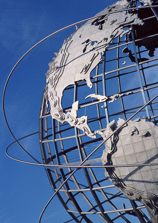 横浜、川崎、神奈川県、東京都を主要な活動拠点としている当行政書士・富樫眞一事務所は、第一に、廃棄物処理の許可取得、すなわち、産業廃棄物の許可取得及び一般廃棄物の許可取得、第二に、面倒な遺産相続手続の代理及び遺言作成のサポート、第三に薬局の開設許可を含めた運営サポート等に関して、お客様の立場に立ち、責任を持って、仕事を請け負わせていただいております。全ての業務に関して、代表の富樫行政書士が、お客様と直接相談し、納得頂いた内容について迅速・丁寧に対応いたします。代表の富樫行政書士は、国（環境省）及び地方自治体（川崎市）で長年、廃棄物行政を担当したスペシャリストであり、環境部門の技術士、薬学博士の資格を有し、廃棄物が環境に与える影響を科学的に考慮できる素養を併せ持ち、他の廃棄物業者との差別化を図る様々な提案と共に、許可取得後、次の新たな飛躍への提案もいたします。相続については、長年、研修を継続しながら実務経験も有しております。薬局運営サポートに関しては、同じ薬剤師としての立場から、地域の健康拠点作りを様々な観点から、様々なアイデアを提案し、全力でサポートします。廃棄物の許可取得業務、遺産相続業務、薬局運営業務は、正に真のスペシャリストとして、お客様の本位で、次の飛躍、新たな活動へ向け、有益な助言も併せてさせていただております。行政書士・富樫眞一代表は、誠実・信頼・安心を第一とし、お客様本位で、受託した仕事を、責任をもって対応いたします。定期的な報告とお客様との次の動きに向けた話し合いを欠かしません。この図は、そのような仕事に対する真摯な態度を表象した図です。